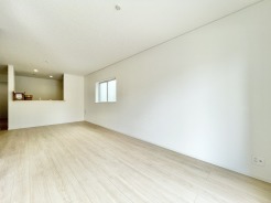 リビングとキッチンがほどよくつながる間取りで、家族のコミュニケーションが自然と生まれる住まいです。お子様の様子を見守りながら調理ができます。