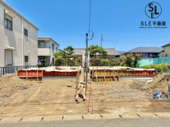 広々とした南道路の新築戸建て全２棟が登場します。駐車のストレスがない明るい住宅をぜひご体感ください！