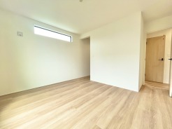 無駄を削ぎ落とした洗練された空間は、７．５帖の広さを活かしたゆとりある設計で、備え付けの収納が日々の暮らしに静かな調和と整った心地よさをもたらします。
