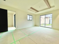 洗練された折り上げ天井が空間に奥行きを生み出し、シンプルで落ち着いた空気感が日々の暮らしを穏やかに包み込みます。飾らない内装は住む人の個性を引き立て、自由なレイアウトを楽しめる心地よい余白を備えています。
