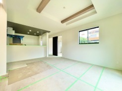 洗練された折り上げ天井が空間に奥行きを生み出し、落ち着きと調和を感じさせる心地よい広がりが魅力の室内です。

