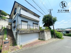 電動シャッター付きのガレージです。
車2台駐車可能です。