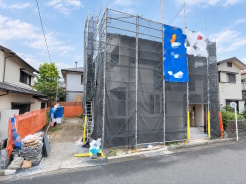 落ち着いた街並みに誕生する、家族の夢を叶える新築一戸建て。
周囲は平穏で開放感のある閑静な住宅街。前面道路もすっきりしており、小さなお子様がいるご家庭も安心の住環境です。現在、確かな施工で建築中！理想のマイホームでの新しい暮らしを、ここから始めてみませんか。