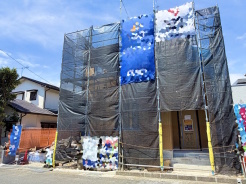 陽当り良好な好立地！閑静な住宅街に待望の新築分譲住宅が誕生。
周囲の落ち着いた家々と調和する、開放感たっぷりの分譲地。防犯面や工事の安全管理にも配慮した安心の施工現場です。周辺環境の利便性と静かな永住環境を兼ね備えたエリアで、ゆとりある新生活をスタートさせましょう。