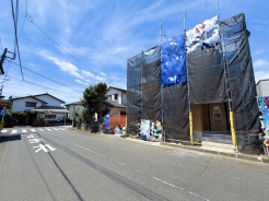 【今だから見られる安心の現場】理想のマイホームがここから始まります。
空を近くに感じる、明るく開放感に満ちた住環境。前面にゆとりがあり、風通しも良好な好立地です。確かな施工で一歩ずつカタチになっていく我が家の姿にワクワクしませんか。利便性と心地よい静けさを兼ね備えたエリアで夢をカタチに。