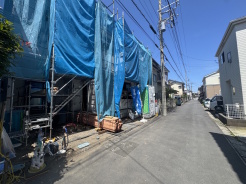 毎日の車の出し入れもスムーズにできる、ゆとりある前面道路に面した住まいです。