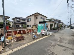 駐車並列３台可能なため、お車の多い方やご家族・ご友人が来られる際も比較的安心出来そうです。