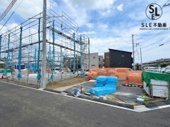 青空に映える建築中の住まいは、耐震＋制震の安心仕様。落ち着いた住宅街で、暮らしやすさと静けさを両立できる環境です。これから形になる新しいお家で、家族の“ちょうどいい毎日”を育んでみませんか？完成が楽しみになる一邸です。