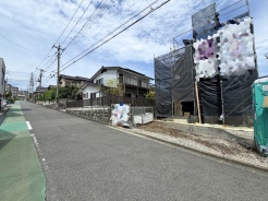 前面道路は比較的交通量が少なく、落ち着いて駐車していただけます。