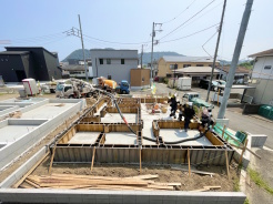 【いよいよ着工】穏やかな街並みに誕生する、光あふれる新築一戸建て。
空が広く感じられる開放的な角地風のロケーション。前面道路もフラットで、日々の駐車もスムーズです。一邸一邸、基礎から丁寧に建築が進む安心の住環境。ここから家族の新しい物語と、心地よい暮らしを始めませんか。