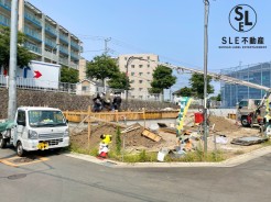 現在建築中の新築住宅です。
最新の耐震基準・断熱性能を備えた安心の住宅仕様。
完成後の内覧予約も承っていますので、ぜひお問合せください。