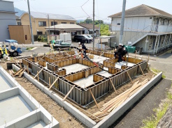 青空に映える建築中の住まいは、耐震＋制震の安心仕様。落ち着いた住宅街で、暮らしやすさと静けさを両立できる環境です。これから形になる新しいお家で、家族の“ちょうどいい毎日”を育んでみませんか？完成が楽しみになる一邸です。