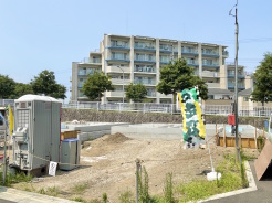 「ただいま建築中！少しずつ形になっていく我が家の成長を見守るワクワク感がいっぱい。完成したら、家族みんなが笑顔になれる“とっておきの場所”になりますように。」