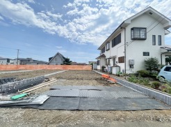 陽当り良好な立地！閑静な住宅街に待望の新築分譲住宅が誕生。
周囲の落ち着いた家々と調和する、開放感たっぷりの分譲地。防犯面や工事の安全管理にも配慮した安心の施工現場です。周辺環境の利便性と静かな永住環境を兼ね備えたエリアで、ゆとりある新生活をスタートさせましょう。