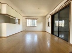 リフォーム前写真。
リビング約15帖に続き間に4.5帖のお部屋があります。