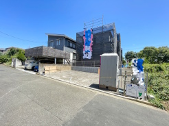 【建築中ならではの安心感】確かな施工でつくる家族の理想のマイホーム。
閑静な住宅街で一際目を引く、明るく開放的な敷地。前面道路がすっきりしており、小さなお子様がいるご家庭も安心の住環境です。暮らしやすさと心地よい静けさが両立するこの街で、笑顔あふれる未来を描きませんか。