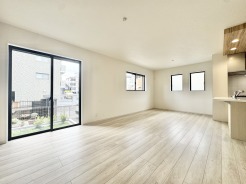 1号棟 広々としたリビング18.7帖は家族の団らんスペースとして最適で、自然と家族の会話も弾む心地よい空間が広がります。
