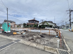 毎日の車の出し入れもスムーズにできる、ゆとりある前面道路に面した住まいです。