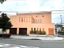 前面道路は広いですが、交通量は少なく静かです。
また、目の前の歩道もしっかりとあり、お子様と歩くのも安心です。