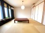 １階リビングの続き間にある和室です。アクセントクロスを使用されているので昔の和室のイメージではなく、お洒落な和室の作りになっています。
