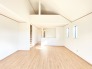 吹抜けがありロフトのある開放感ある新築戸建です。吹抜けのおかげで建物全体が明るく感じられます。