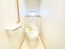 2階トイレは南側から光の入る小窓があり、明るいシャワー付きトイレです。