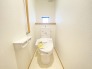 2階トイレは南側からの光が入るため明るいシャワー付きトイレです。