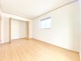 2階洋室4.5帖のお部屋は物入収納付きで、お部屋を最大限有効活用していただけます。