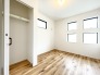 2階洋室4.8帖のお部屋は窓が多く、明るく感じることのできるお部屋です♪