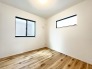 2階洋室5.2帖のお部屋から南向きで陽当たり良好なバルコニーに出ることができます。