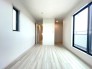 3階洋室7帖のお部屋にはウォークインクローゼット収納付き♪南向きで陽当たり良好なバルコニーに出ることができます。