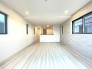 アクセントクロスが使用されており、お洒落で落ち着くリビングです。