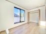 C号棟 2階洋室5帖のお部屋から北西側のバルコニーに出ることができます。物入収納付きの為、お部屋を最大限有効活用していただけます。