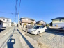 前面道路は比較的交通量の少ない通りです。そのため落ち着いて駐車いただけます。