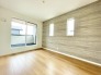 2号棟 2階洋室6帖のお部屋。アクセントクロスが使用されており、おしゃれな1部屋です◎