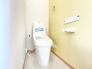 トイレにもアクセントクロスが使用されており、パッと明るい空間に◎