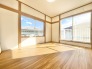 2階洋室6帖のお部屋から隣の部屋と行き来することのできる続きバルコニーに出ることができます。