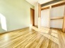 2階洋室5帖のお部屋からは南向きバルコニーに出ることができます。アクセントクロスがあり、パッと明るいお部屋です♪