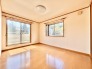 2階洋室8帖の主寝室は2面採光のとれた明るいお部屋です。
