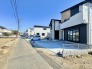 3号棟 前面道路は交通量が比較的少ない為、落ち着いて駐車いただけます。