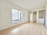 2階洋室8帖の広々とした主寝室。バルコニーに面した明るいお部屋です！