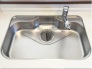 大きな鍋などもラクラク洗えるワイドサイズ。水の音を抑える静音タイプを採用。排水口が奥なので水の流れもスムーズです。