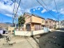 周囲を見渡せる立地に建つ温かみのある邸宅。爽やかな青空と山々の景色が、穏やかな暮らしを予感させます。
