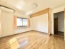 1階洋室8帖のお部屋。2面採光の取れたとても明るいお部屋です。