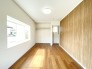2階洋室6帖のお部屋は出窓がり、木目調のクロスで温もりを感じられる1部屋に◎