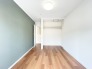 2階洋室5帖のお部屋はアクセントクロスが使用されており、お洒落な1部屋に◎オープンクローゼットもあります。