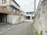 前面道路は比較的交通量が少なく、落ち着いて駐車いただけます。