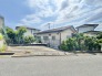 前面道路が広いので、建物の配置や外構プランも自由度が高く計画できます。駐車もラクラク！