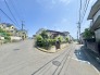 ゆったりとした道路幅と、統一感のある景観が魅力的な住宅街。