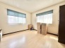 南西側から陽当たり良好なお部屋です。
お子様部屋としても十分な広さがございます。